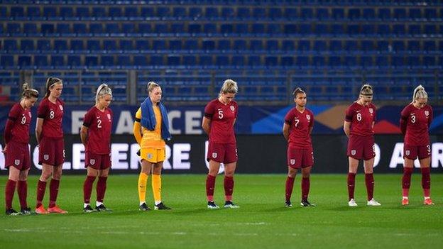 England holds minute's silence before match against France