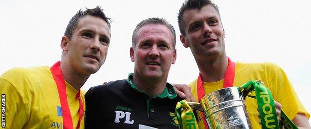 Paul Lambert (centre) celebrates after leading Norwich to the Premier League