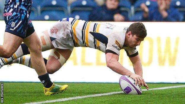 Sam Lewis scores one of Worcester's six tries against Stade Francais