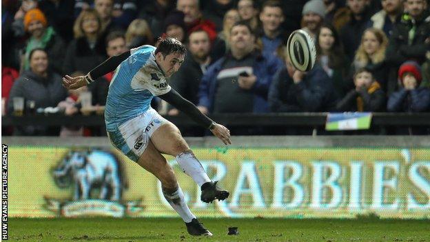 Fly-half Sam Davies missed a late penalty that would have given Ospreys victory