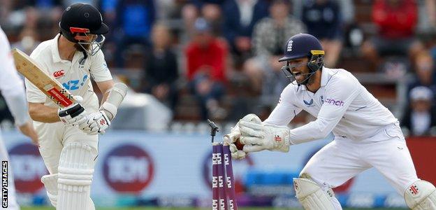 Ben Foakes sets up the wicket of Kane Williamson