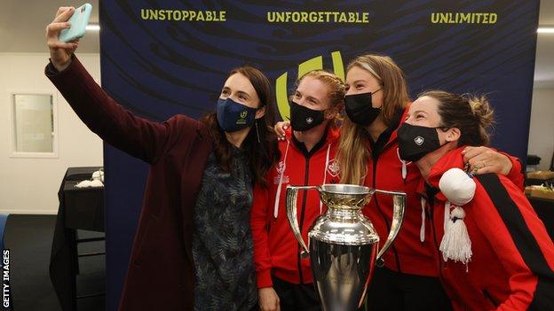 Jacinda Ardern takes a selfie with Canada players