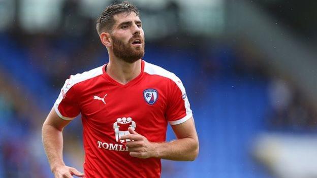Mae Ched Evans wedi sgorio pedair gwaith i glwb Chesterfield yn ystod y tymor hwn