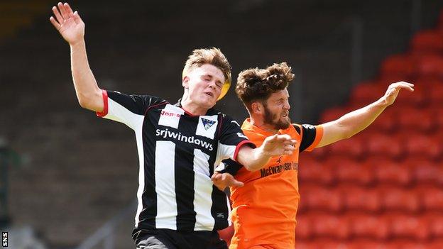 Lewis Spence playing for Dunfermline against Dundee United