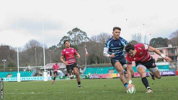 Robin Wedlake scores for Cornish Pirates