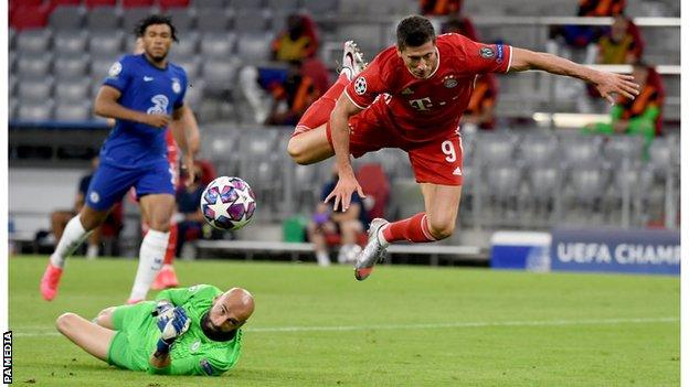 Robert Lewandowski is fouled by Chelsea goalkeeper Willy Caballero