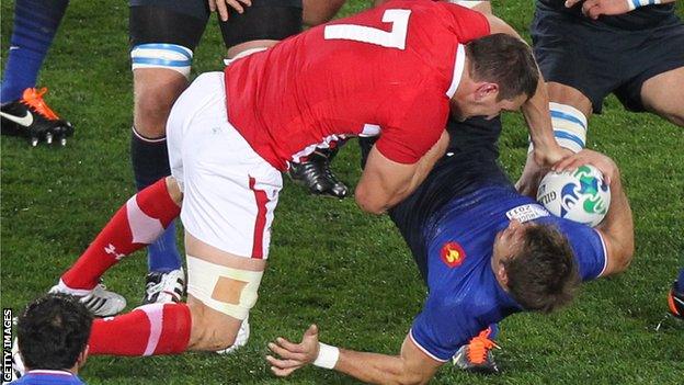 Sam Warburton tackles Vincent Clerc in the 2011 Rugby World Cup semi final