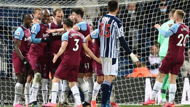 West ham players celebrate their late winner