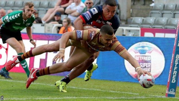 Huddersfield Giants Darnell McIntosh dives over to score