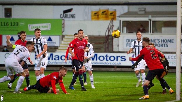 Euan Murray heads Dunfermline Athletic into a two-goal lead