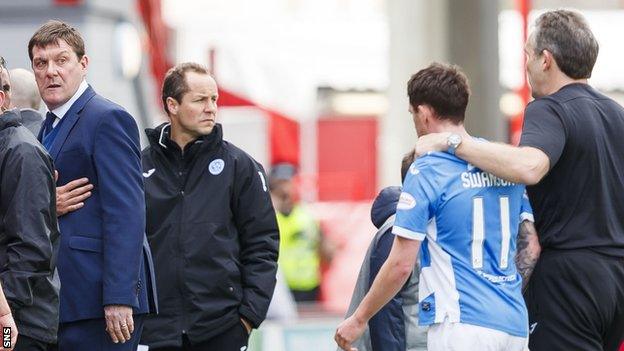 St Johnstone manager Tommy Wright stares down Danny Swanson at half-time