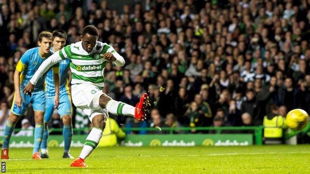 Moussa Dembele scores