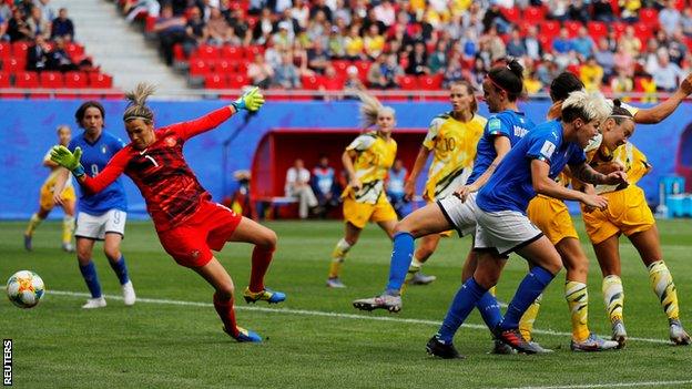 Barbara Bonansea heads in a late winning goal for Italy against Australia