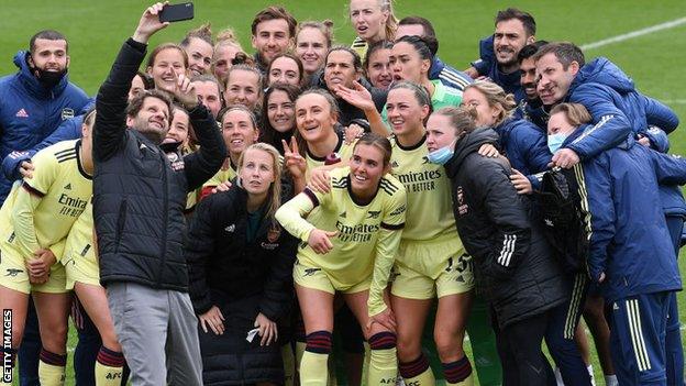 Joe Montemurro takes a selfie with his team