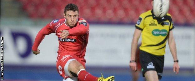 Steven Shingler kicks a late penalty