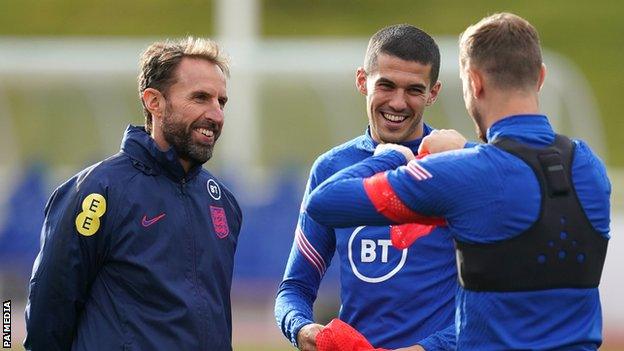 Gareth Southgate with Conor Coady and Jordan Henderson at England training