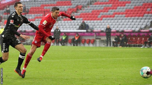 Robert Lewandowski scores against SC Freiburg