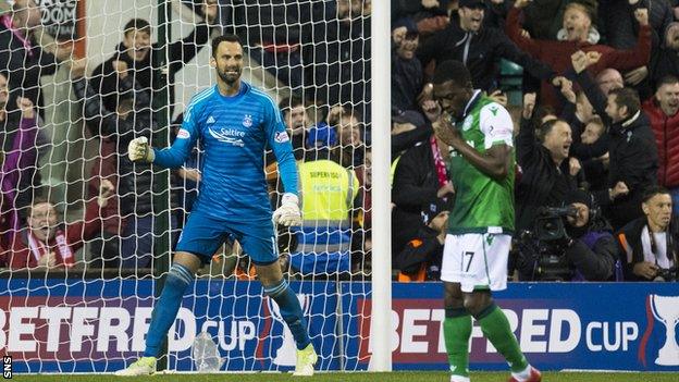 Hibernian's Thomas Agyepong's (right) is dejected after missing the final penalty as Aberdeen's Joe Lewis celebrates.