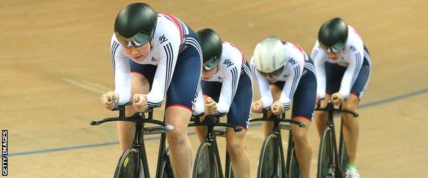 Katie Archibald leads the GB quartet in the team pursuit in the 2015 World Championships in Paris