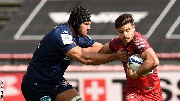 Romain Ntamack hands off a tackler