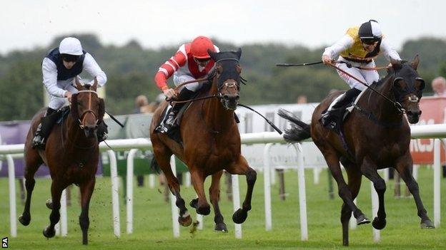 Sheikhzayedroad (red) pounced late to pass Quest For More (yellow)