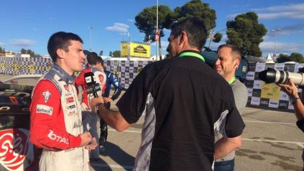 Emyr yn holi'r gyrrwr Craig Breen wrth deithio'r byd ar gyfer Ralïo S4C