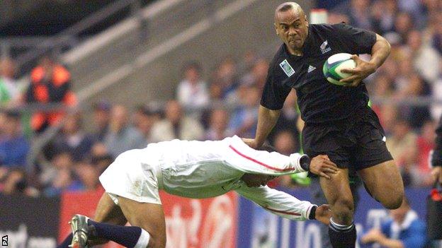 Jeremy Guscott tries - and fails - to tackle a rampaging Jonah Lomu in 1999