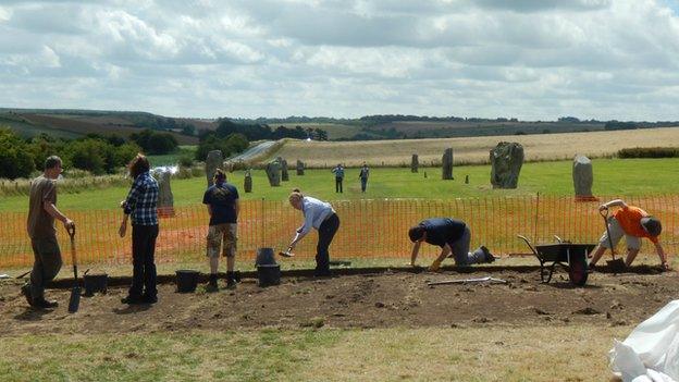 Excavation at Avebury stone circle