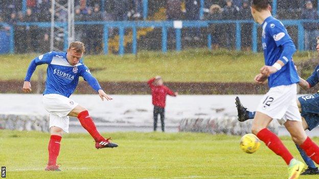 Fraser Mullen scores for Cowdenbeath against East Kilbride