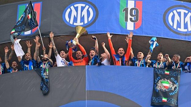 Inter celebrate title