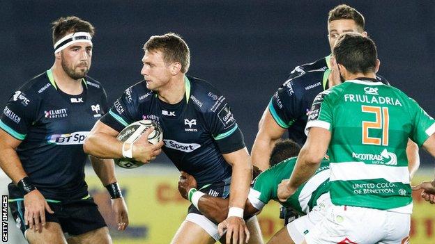 Dan Biggar in action for Ospreys against Benetton Treviso