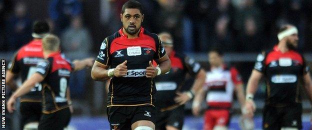 Taulupe Faletau in Dragons action.