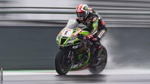 Jonathan Rea in action in the wet at Magny-Cours