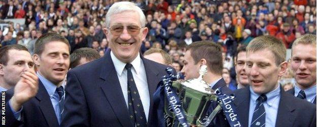 Jim Telfer and Scotland players with the Five Nations trophy in 1999