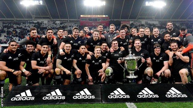 New Zealand celebrate retaining the Bledisloe Cup