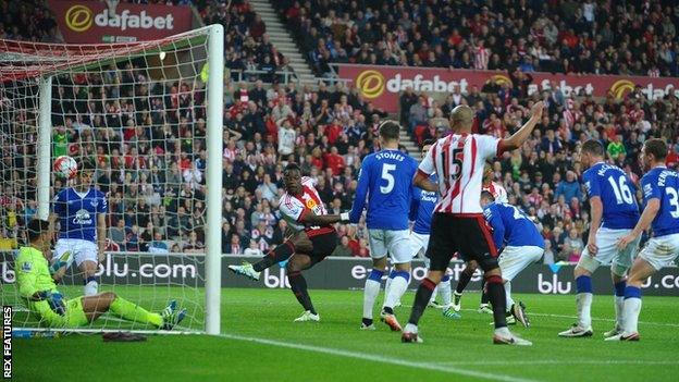 Lamine Kone scores for Sunderland against Everton