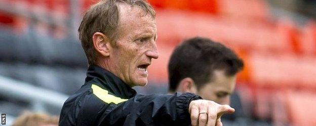 Dundee United's Dave Bowman directs from the touchline