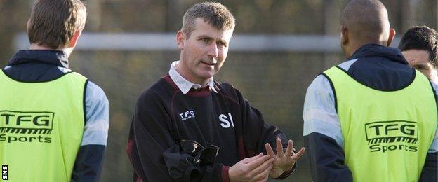 Stephen Kenny talks to Dunfermline Athletic players at training