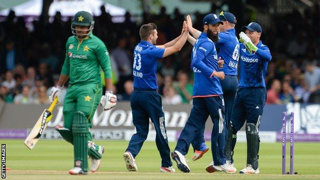 Mark Wood and team-mates celebrate the dismissal of Sharjeel Khan