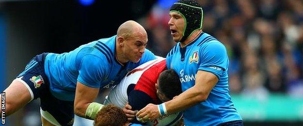 Sergio Parisse tackles