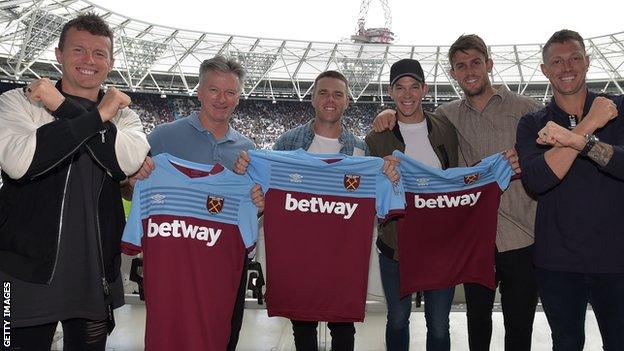 Peter Siddle, Steve Waugh, Marcus Harris, Tim Paine, Mitchell Marsh and James Pattinson at West Ham match