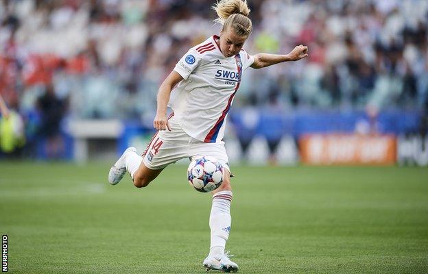 Ada Hegerberg shooting against Barcelona