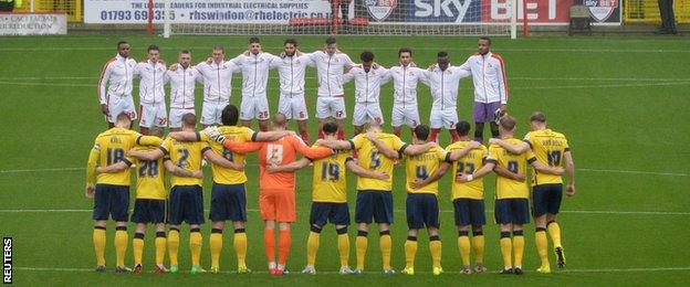 Swindon Town and Scunthorpe hold a minute's silence