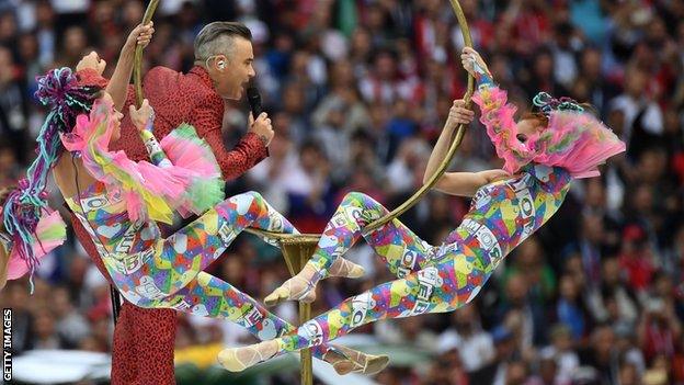 Robbie Williams sings next to Russian performers