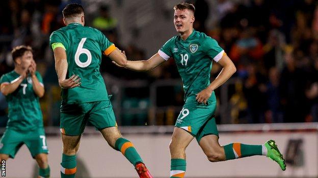 Conor Coventry celebrates with Evan Ferguson