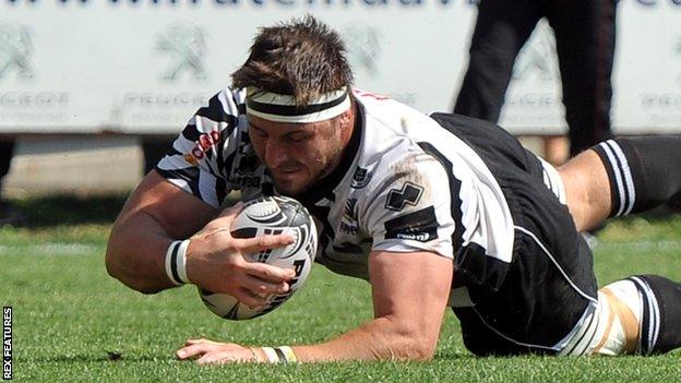 Derick Minnie scores for Zebre