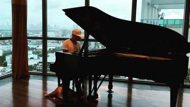 Lewis Hamilton playing the piano