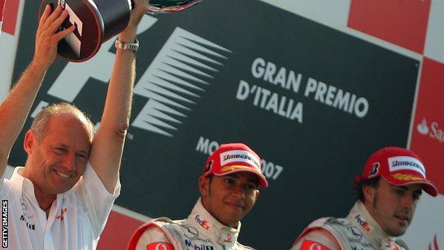 Ron Dennis, Lewis Hamilton and Fernando Alonso during the 2007 Formula 1 season