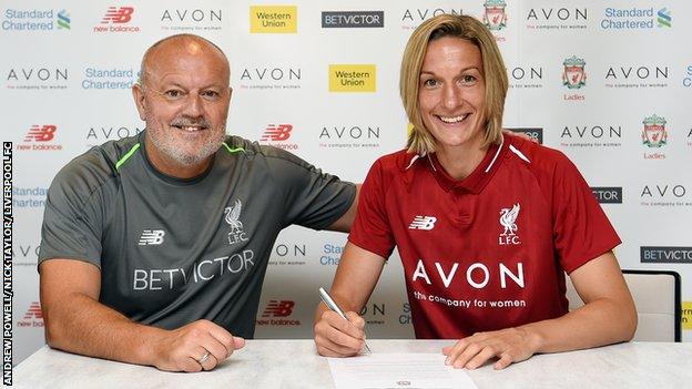 Leandra Little signs her contract with Liverpool Ladies