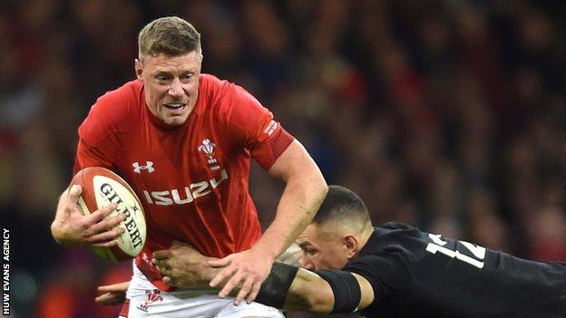 Rhys Priestland is tackled by New Zealand's Sonny Bill Williams